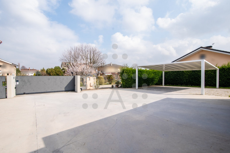 Ci sono case belle. E poi ci sono case che fanno immaginare subito una nuova vita.
Questa villa m...