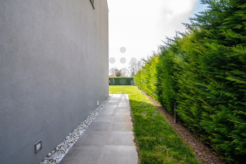 Ci sono case belle. E poi ci sono case che fanno immaginare subito una nuova vita.
Questa villa m...