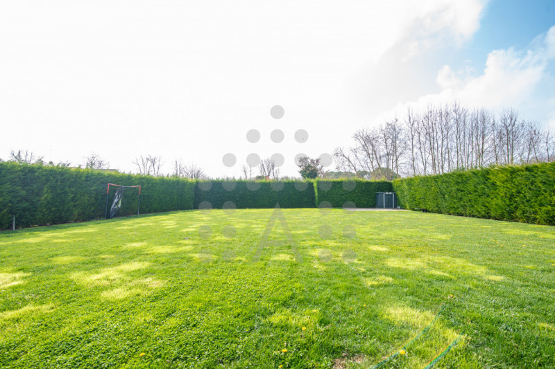 Ci sono case belle. E poi ci sono case che fanno immaginare subito una nuova vita.
Questa villa m...