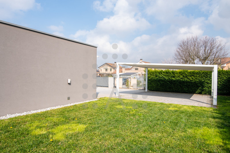 Ci sono case belle. E poi ci sono case che fanno immaginare subito una nuova vita.
Questa villa m...