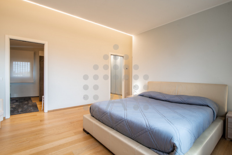 Ci sono case belle. E poi ci sono case che fanno immaginare subito una nuova vita.
Questa villa m...