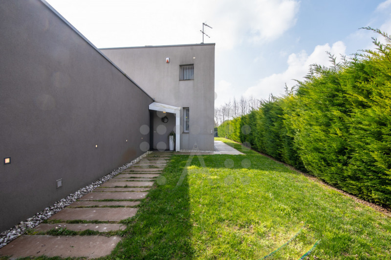 Ci sono case belle. E poi ci sono case che fanno immaginare subito una nuova vita.
Questa villa m...