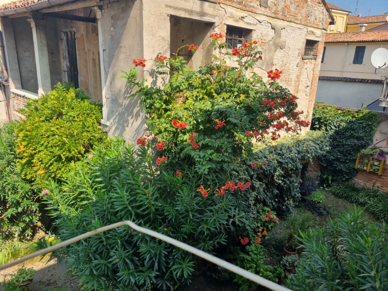 Nel centro storico di Este, questo affascinante palazzo terratetto è un'opportunità per chi cerca...