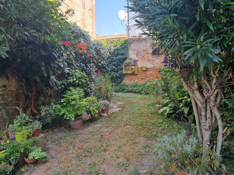 Nel centro storico di Este, questo affascinante palazzo terratetto è un'opportunità per chi cerca...