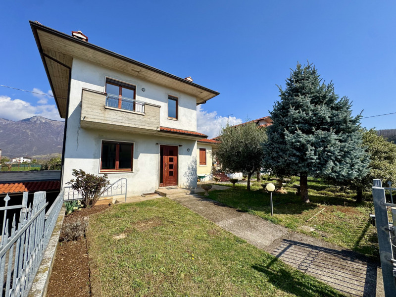 Carrè - Casa a schiera con terrazzone - Euro 236.000


Trattativa riservata Unica Immobiliare - Z...