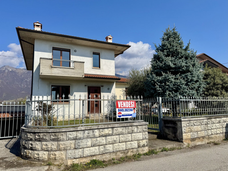 Carrè - Casa a schiera con terrazzone - Euro 236.000


Trattativa riservata Unica Immobiliare - Z...