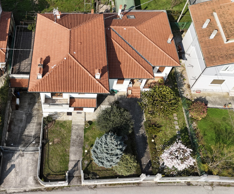 Carrè - Casa a schiera con terrazzone - Euro 236.000


Trattativa riservata Unica Immobiliare - Z...