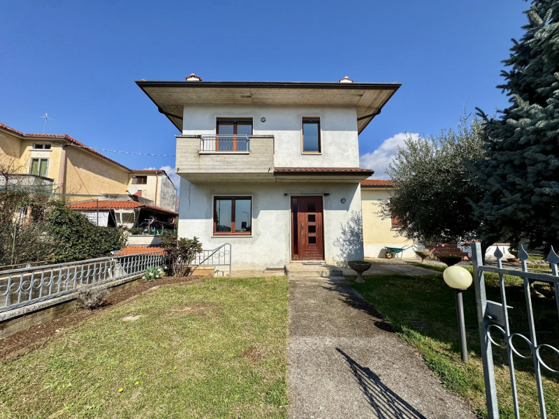 Carrè - Casa a schiera con terrazzone - Euro 236.000


Trattativa riservata Unica Immobiliare - Z...