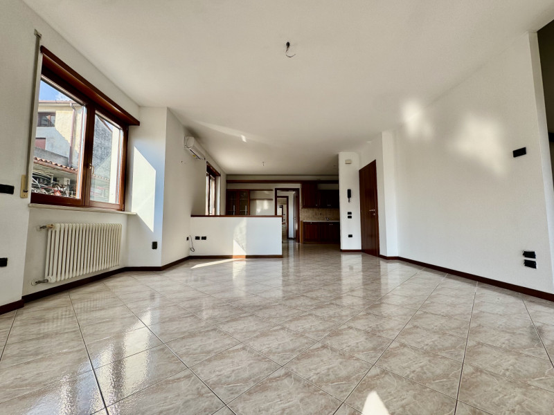 Carrè - Casa a schiera con terrazzone - Euro 236.000


Trattativa riservata Unica Immobiliare - Z...