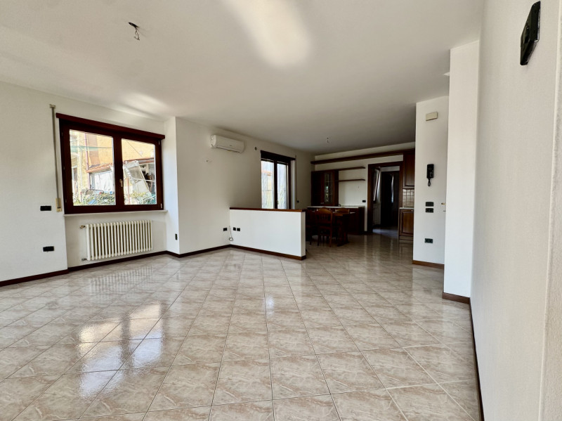 Carrè - Casa a schiera con terrazzone - Euro 236.000


Trattativa riservata Unica Immobiliare - Z...