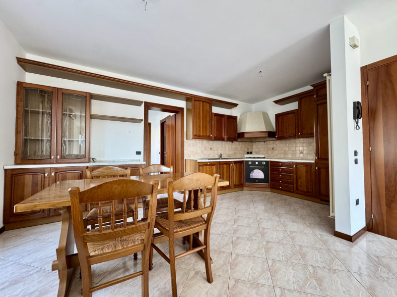 Carrè - Casa a schiera con terrazzone - Euro 236.000


Trattativa riservata Unica Immobiliare - Z...