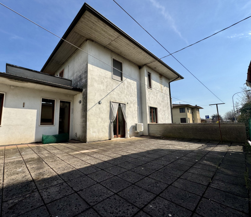 Carrè - Casa a schiera con terrazzone - Euro 236.000


Trattativa riservata Unica Immobiliare - Z...