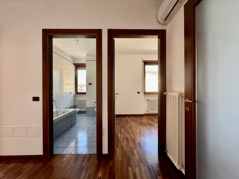 Carrè - Casa a schiera con terrazzone - Euro 236.000


Trattativa riservata Unica Immobiliare - Z...