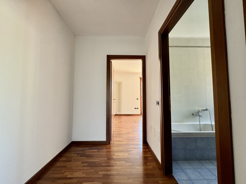 Carrè - Casa a schiera con terrazzone - Euro 236.000


Trattativa riservata Unica Immobiliare - Z...