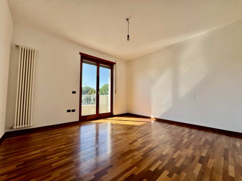 Carrè - Casa a schiera con terrazzone - Euro 236.000


Trattativa riservata Unica Immobiliare - Z...