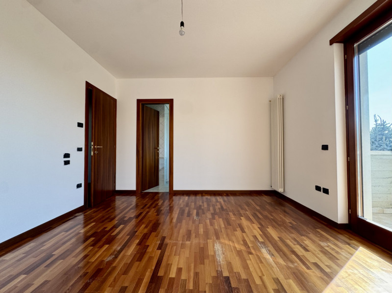 Carrè - Casa a schiera con terrazzone - Euro 236.000


Trattativa riservata Unica Immobiliare - Z...