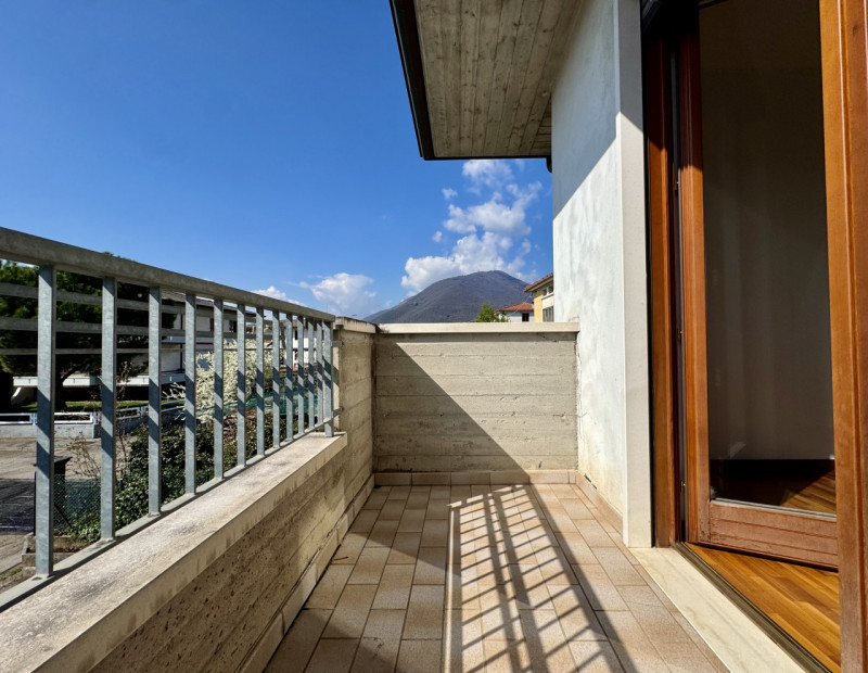 Carrè - Casa a schiera con terrazzone - Euro 236.000


Trattativa riservata Unica Immobiliare - Z...