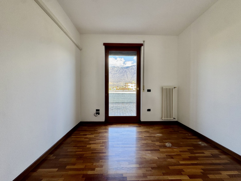 Carrè - Casa a schiera con terrazzone - Euro 236.000


Trattativa riservata Unica Immobiliare - Z...