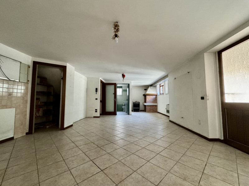 Carrè - Casa a schiera con terrazzone - Euro 236.000


Trattativa riservata Unica Immobiliare - Z...