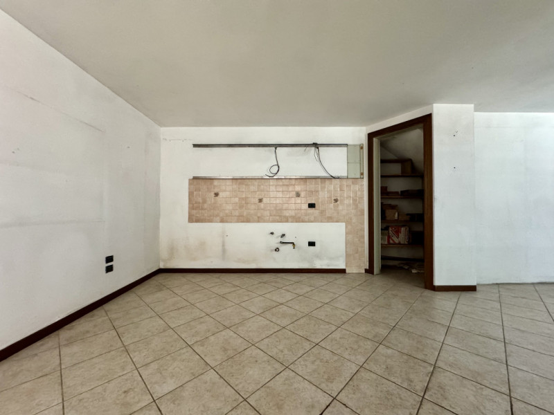 Carrè - Casa a schiera con terrazzone - Euro 236.000


Trattativa riservata Unica Immobiliare - Z...