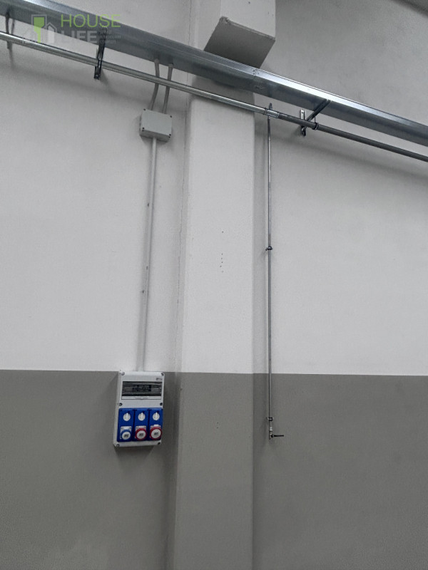 SCHIO - Z.I: CAPANNONE INDUSTRIALE RISTRUTTURATO A NUOVO di circa mq 700 circa H 7,50, con impian...