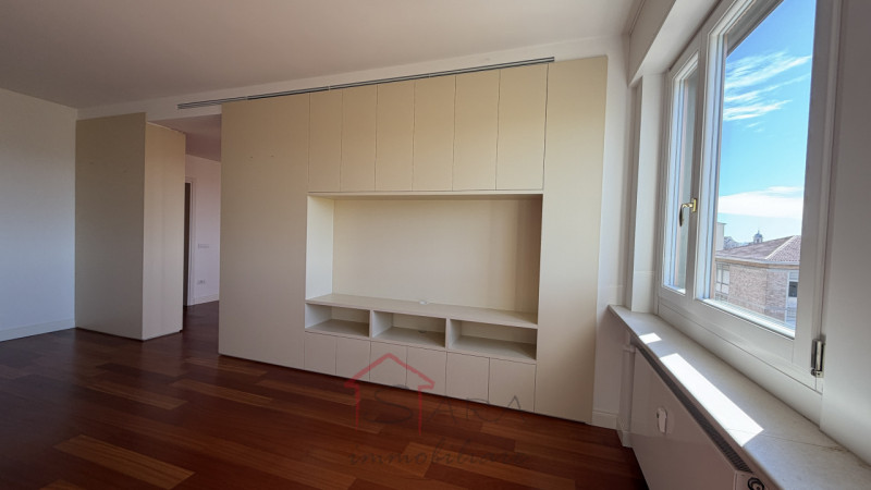 PADOVA – CENTRO STORICO

Nel cuore di Padova, in Corso Milano, proponiamo in vendita un elegante ...