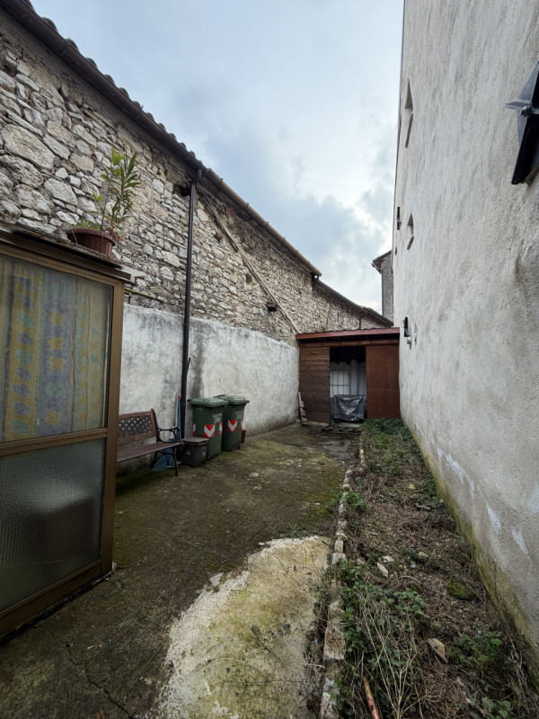 Nel suggestivo borgo di Revine Lago, proponiamo in vendita una caratteristica casa a schiera di c...