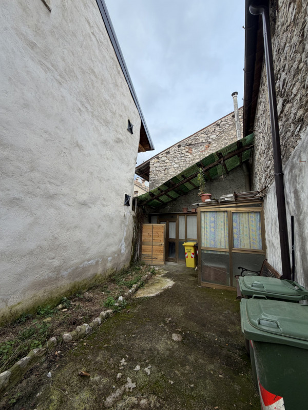 Nel suggestivo borgo di Revine Lago, proponiamo in vendita una caratteristica casa a schiera di c...