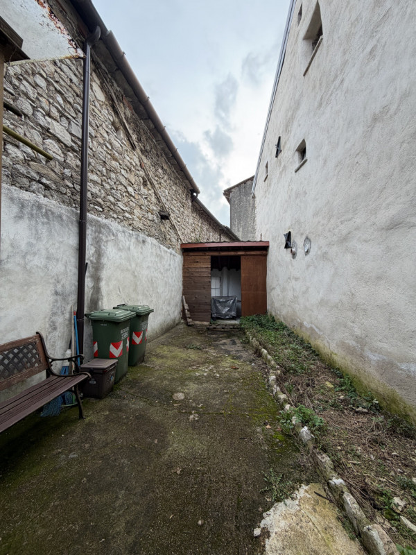 Nel suggestivo borgo di Revine Lago, proponiamo in vendita una caratteristica casa a schiera di c...