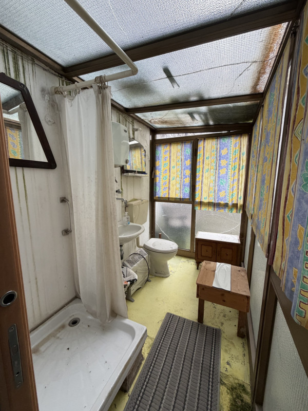 Nel suggestivo borgo di Revine Lago, proponiamo in vendita una caratteristica casa a schiera di c...