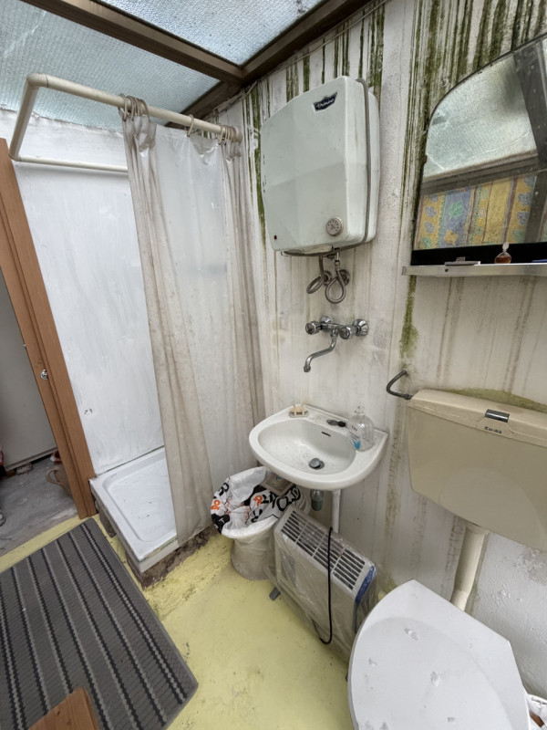 Nel suggestivo borgo di Revine Lago, proponiamo in vendita una caratteristica casa a schiera di c...