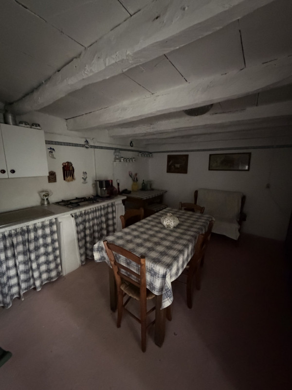 Nel suggestivo borgo di Revine Lago, proponiamo in vendita una caratteristica casa a schiera di c...