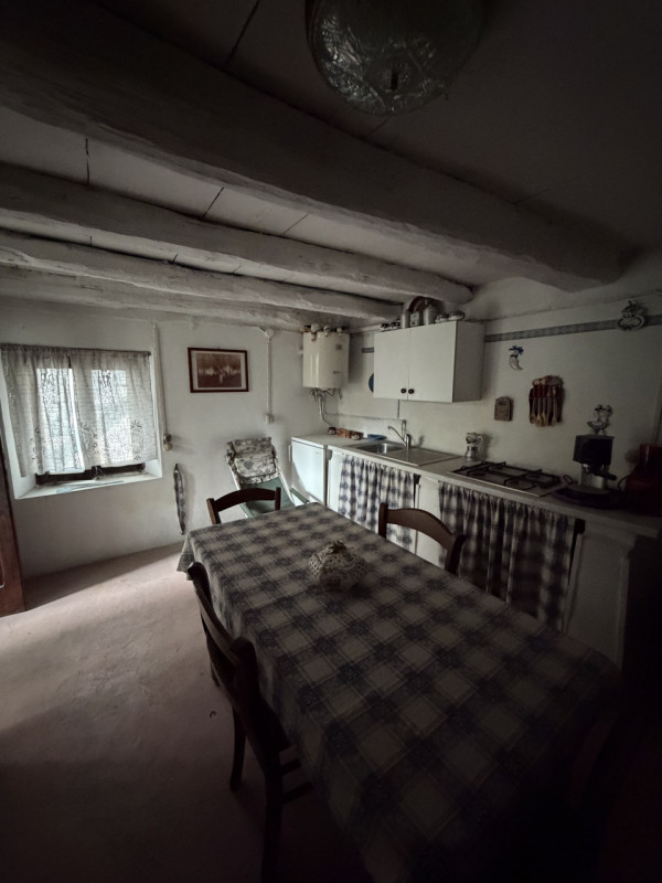 Nel suggestivo borgo di Revine Lago, proponiamo in vendita una caratteristica casa a schiera di c...