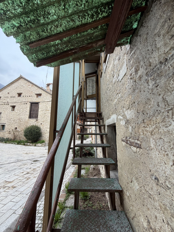 Nel suggestivo borgo di Revine Lago, proponiamo in vendita una caratteristica casa a schiera di c...