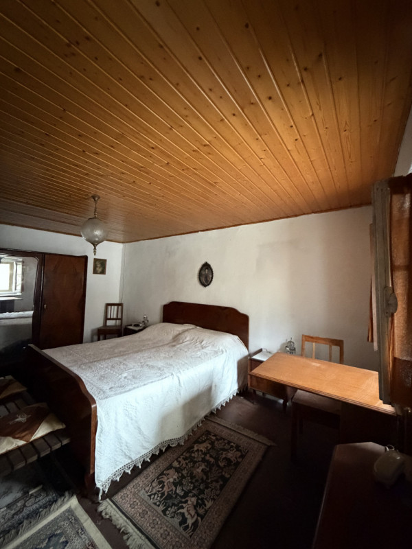 Nel suggestivo borgo di Revine Lago, proponiamo in vendita una caratteristica casa a schiera di c...