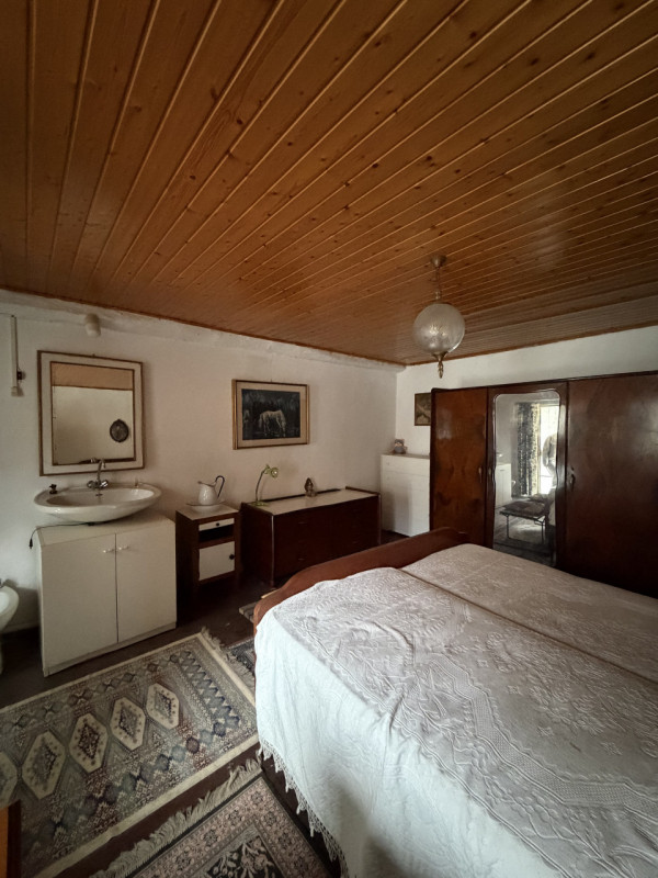 Nel suggestivo borgo di Revine Lago, proponiamo in vendita una caratteristica casa a schiera di c...