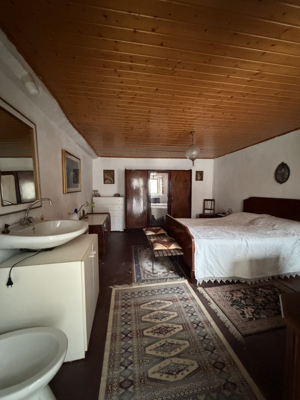 Nel suggestivo borgo di Revine Lago, proponiamo in vendita una caratteristica casa a schiera di c...