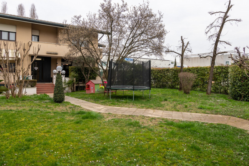 In una delle zone più tranquille e verdi di Montegrotto, proponiamo in vendita una soluzione idea...