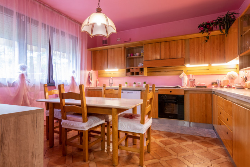 In una delle zone più tranquille e verdi di Montegrotto, proponiamo in vendita una soluzione idea...