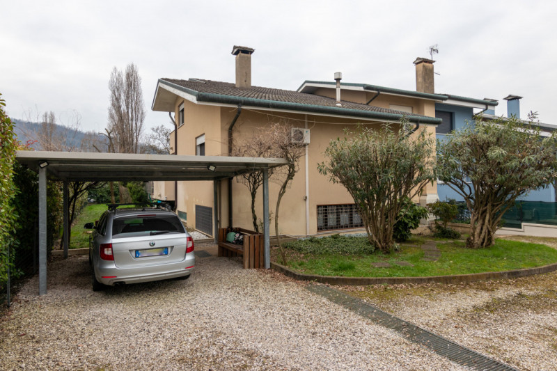 In una delle zone più tranquille e verdi di Montegrotto, proponiamo in vendita una soluzione idea...