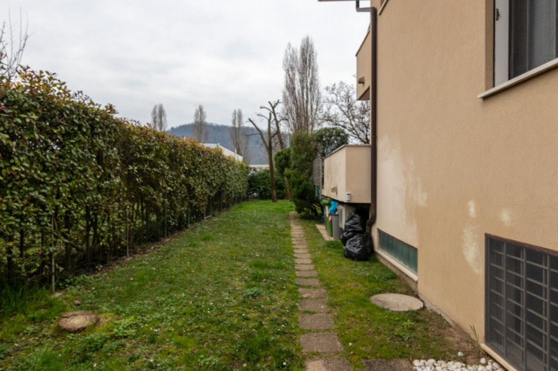 In una delle zone più tranquille e verdi di Montegrotto, proponiamo in vendita una soluzione idea...