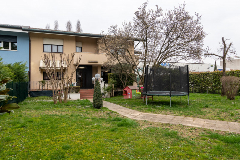 In una delle zone più tranquille e verdi di Montegrotto, proponiamo in vendita una soluzione idea...