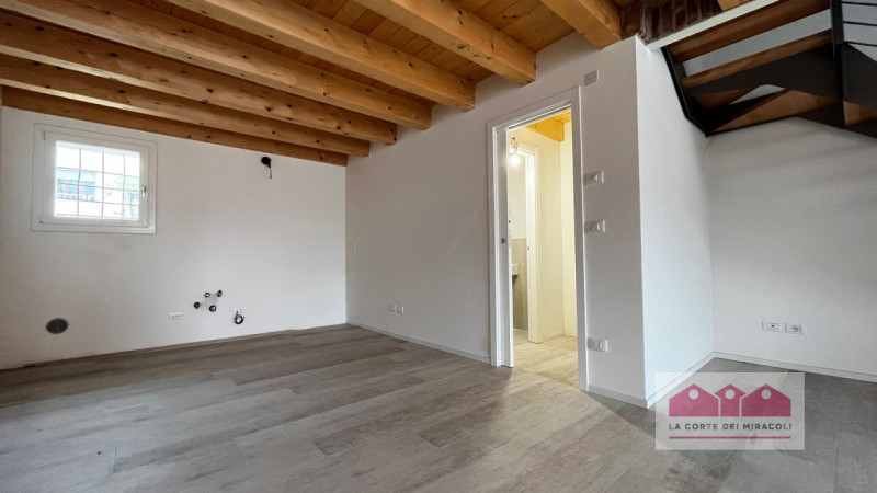 DISPONIBILE DA META' APRILE - ISOLA VICENTINA: TRICAMERE RISTRUTTURATO COMPOSTO DA SOGGIORNO CON ...