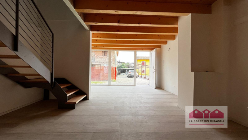 DISPONIBILE DA META' APRILE - ISOLA VICENTINA: TRICAMERE RISTRUTTURATO COMPOSTO DA SOGGIORNO CON ...