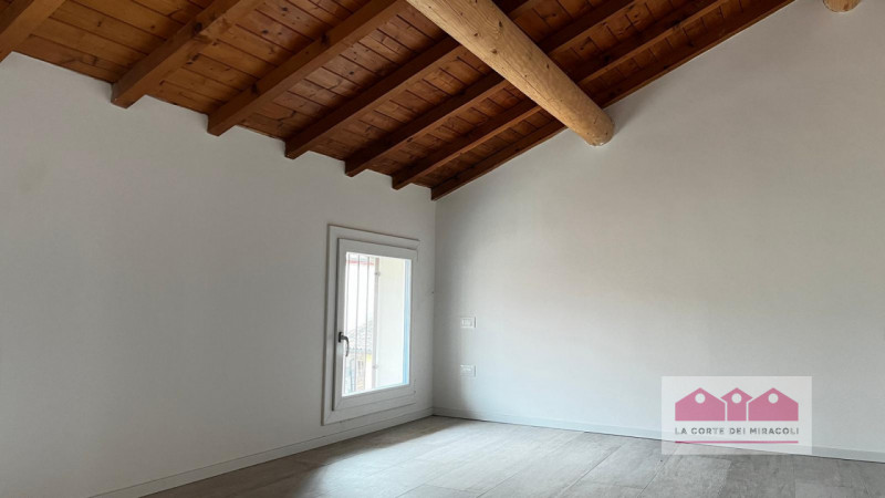 DISPONIBILE DA META' APRILE - ISOLA VICENTINA: TRICAMERE RISTRUTTURATO COMPOSTO DA SOGGIORNO CON ...