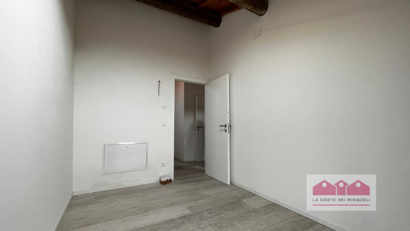 DISPONIBILE DA META' APRILE - ISOLA VICENTINA: TRICAMERE RISTRUTTURATO COMPOSTO DA SOGGIORNO CON ...