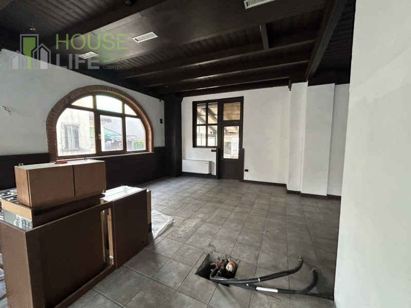 TORREBELVICINO: APPARTAMENTO BICAMERE attualmente locato al primo piano con grande locale commerc...