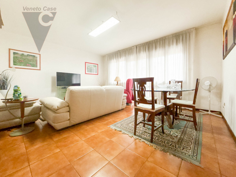 STRA - APPARTAMENTO 3 CAMERE
Proponiamo in locazione, nel cuore di Stra', appartamento al piano p...