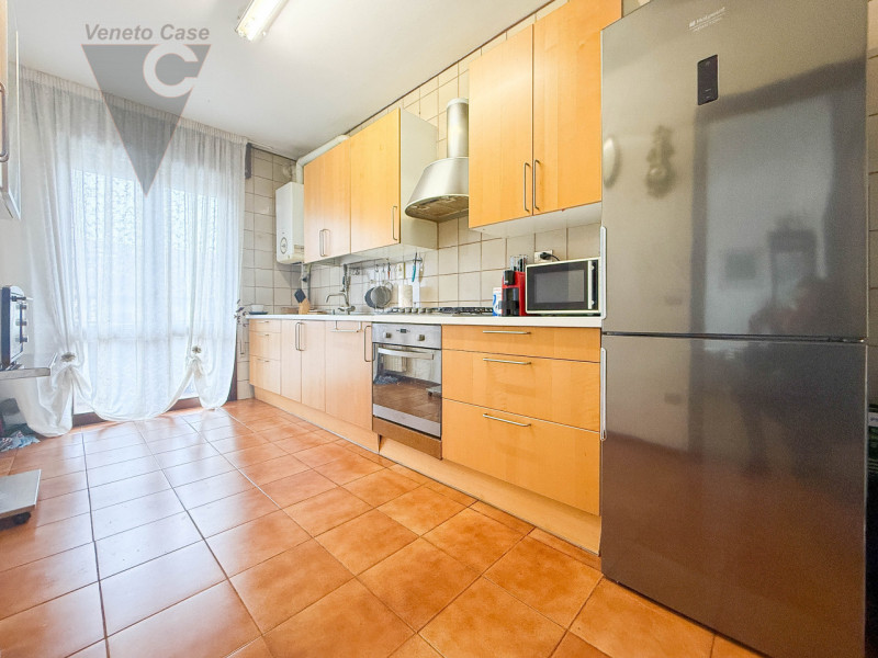 STRA - APPARTAMENTO 3 CAMERE
Proponiamo in locazione, nel cuore di Stra', appartamento al piano p...