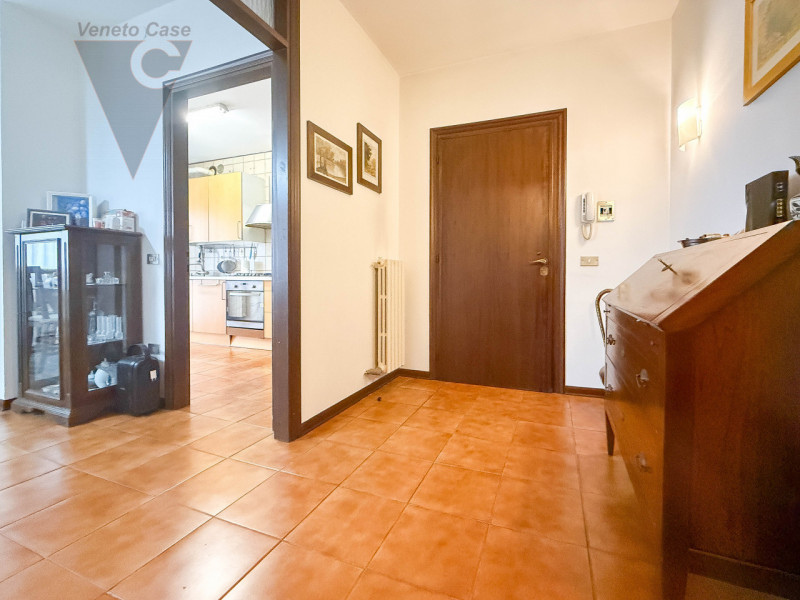 STRA - APPARTAMENTO 3 CAMERE
Proponiamo in locazione, nel cuore di Stra', appartamento al piano p...